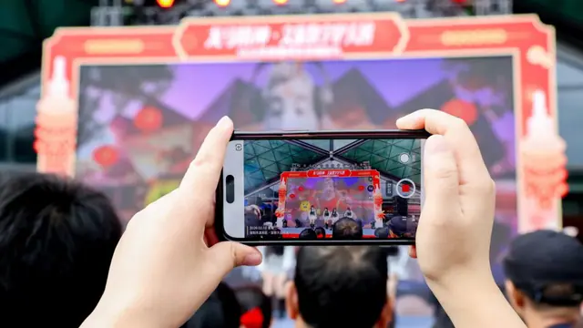 Digital Characters Take to the Streets: NuwaAI Brings AI New-Year Greetings to Longgang